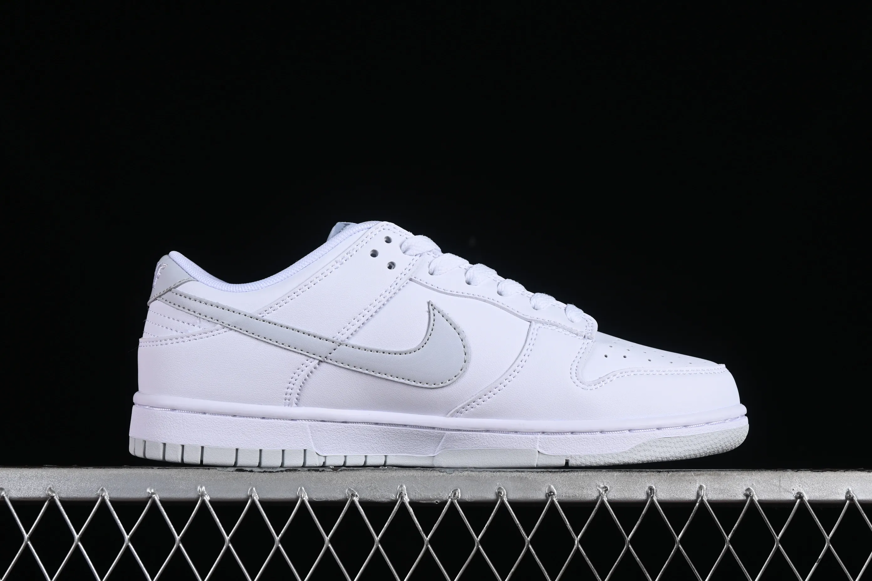 All Categories Nk SB Dunk Series Nk SB Dunk Low Low-top sneakers Nk SB Dunk Low All-white color Low-top casual sports skateboard shoes DV0831-101